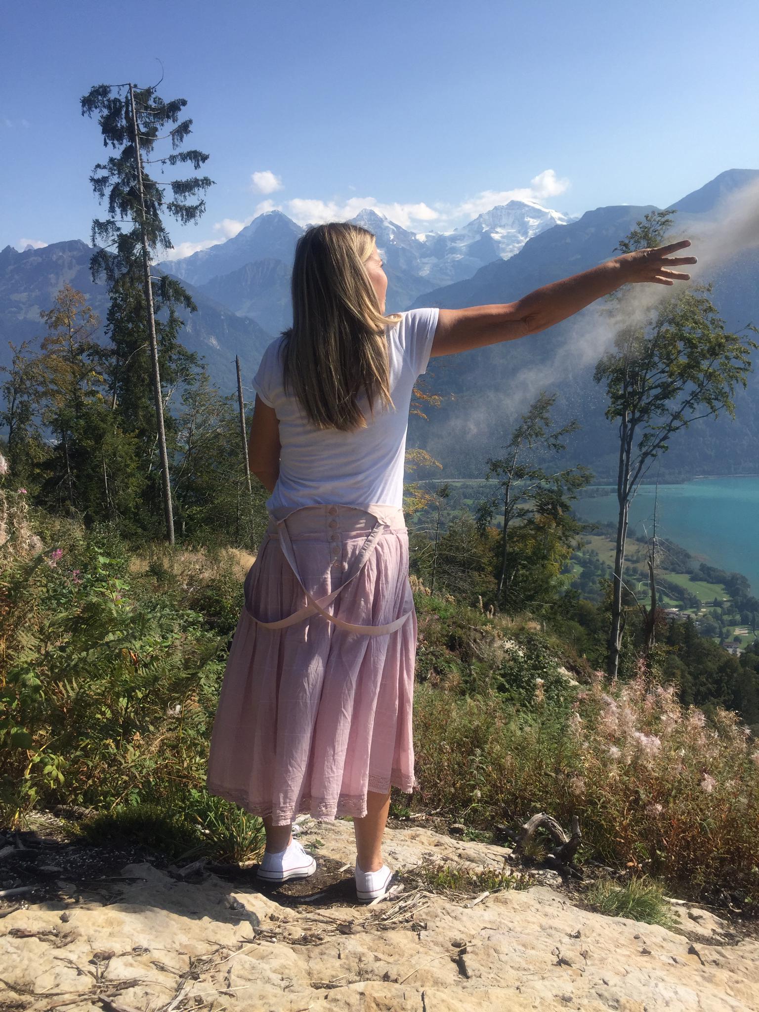 Frau in den Alpen — Oase der Ewigkeit